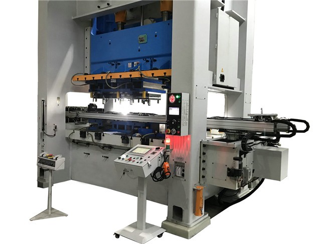 三次元機械手的核心特性解析：如何打造高效精密沖床的智能解決方案？