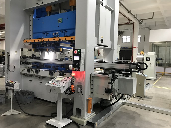 沖壓生產(chǎn)安全隱患如何降低？使用沖床機(jī)械手的重要性解析