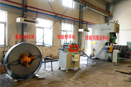 客戶(hù)考察KN95鼻梁條設(shè)備-自動(dòng)材料架